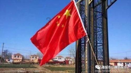 沙滩游玩的女孩们