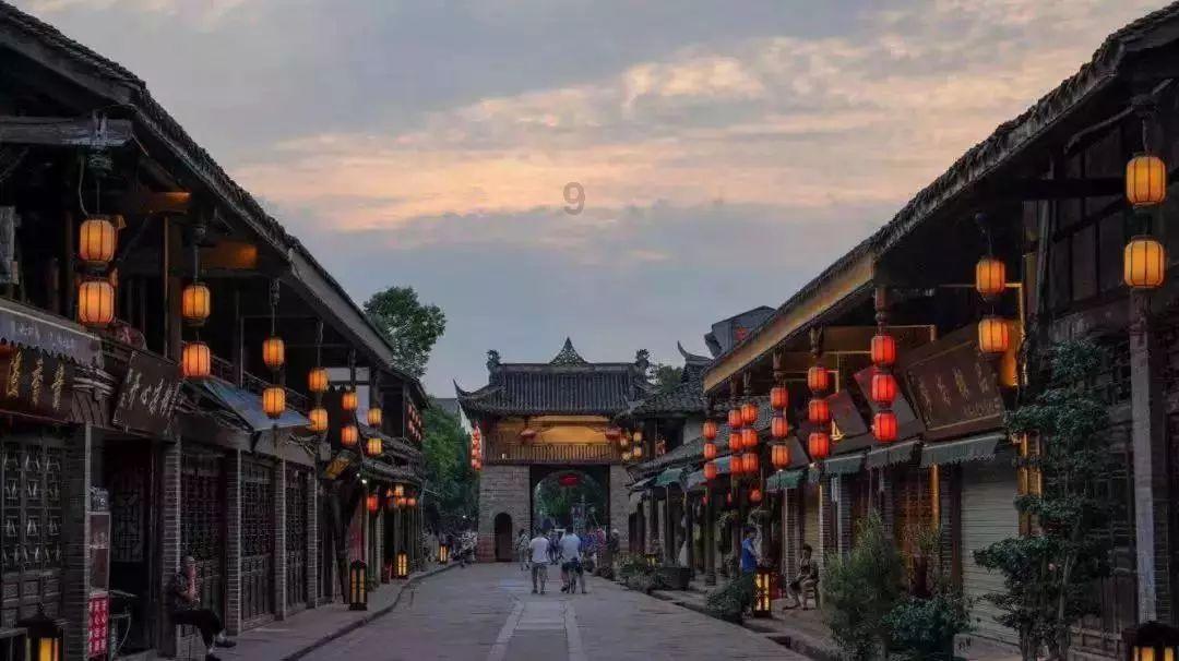 腿长的女孩子穿什么？想要展现优美线条，牛仔短裤很实用